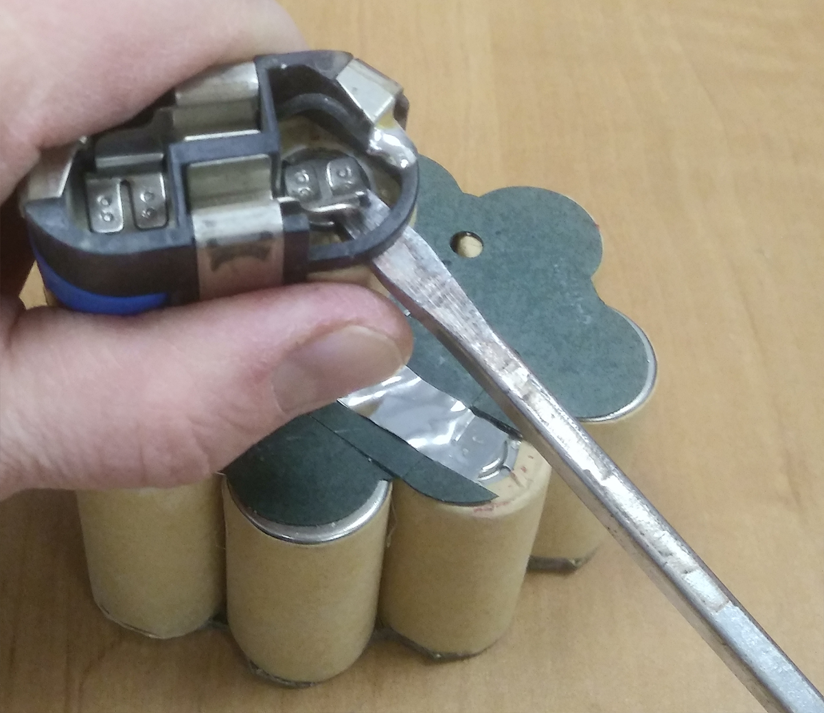 Ремонт батареи шуруповерта своими рукам: отсоединение контактной группы