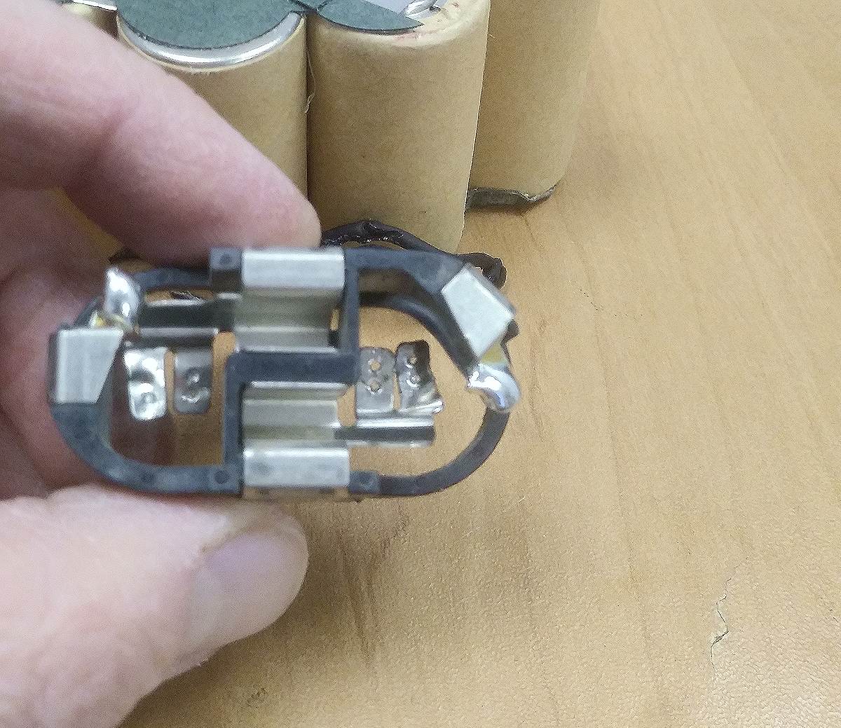 Ремонт батареи шуруповерта своими рукам: отсоединение контактной группы